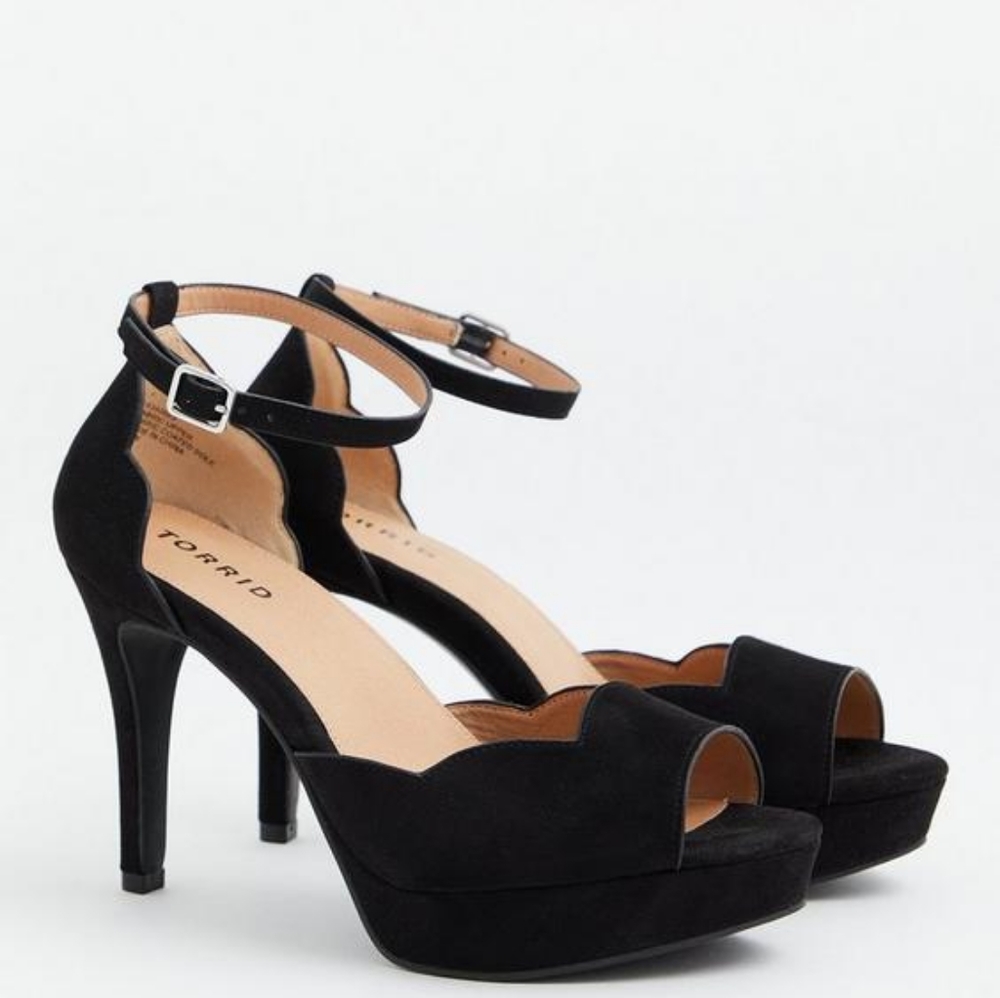 NWOT Torrid Black Faux Suede Scalloped Peep Toe Platform Heel Size 9.5WW